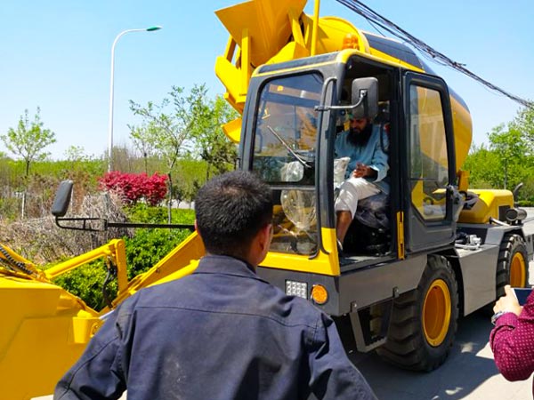 Customer Operating Self Loading Mixer