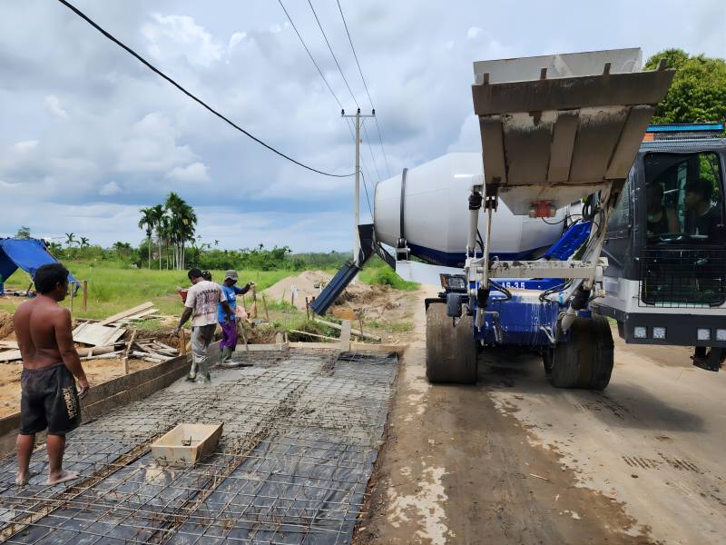 AS-3.5 self loading mixer working in Jambi