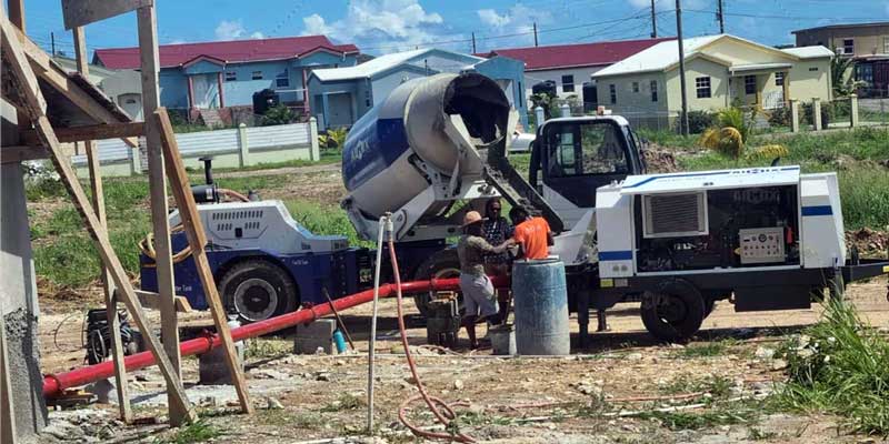 concrete pump static with self loading mixer working