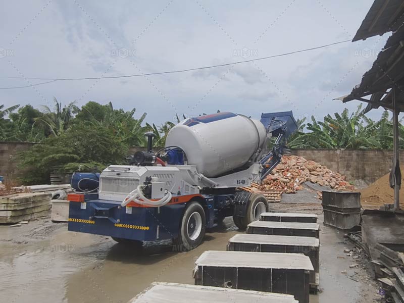 Self-loading Concrete Mixer Used for Manufactured Precast Concrete Elements