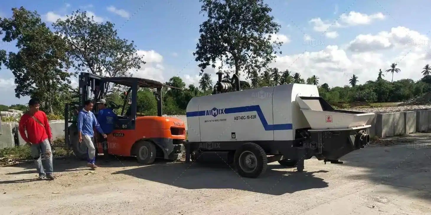 Small portable trailer type pump working for warehouse construction